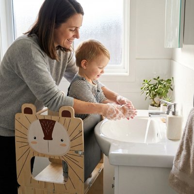 bébé lavant ses mains avec maman dans tour d'apprentissage 