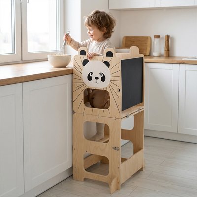 enfant autonome dans tour d'apprentissage bébé